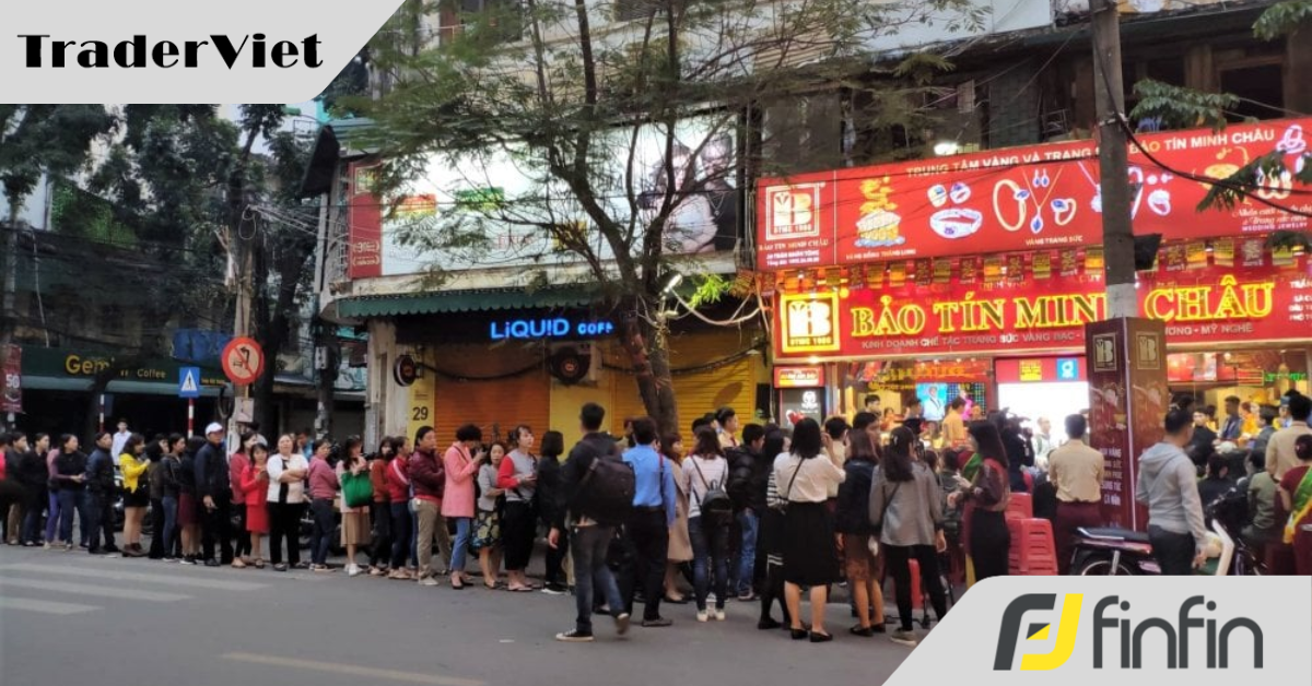 Thị trường vàng Việt Nam: Thấy gì từ việc người dân đang đua bán, chen mua?