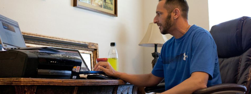 Đỉnh cao của Day Trading: một quản lý quỹ kiếm hàng triệu đô la từ... phòng ngủ