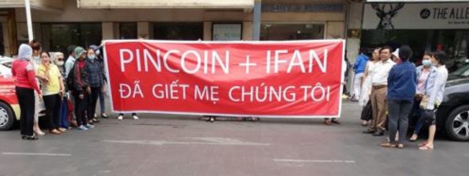 TP. HCM: Dân treo băng rôn tố đường dây 'lừa đảo bằng tiền ảo hơn 15 nghìn tỷ đồng'