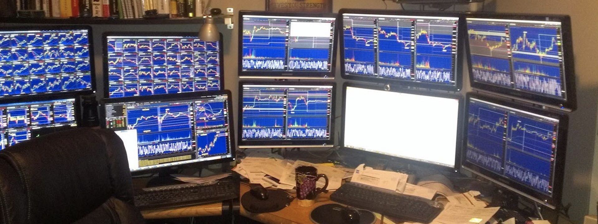 Mời anh em cùng chia sẻ hình ảnh bàn trading và làm việc của mình