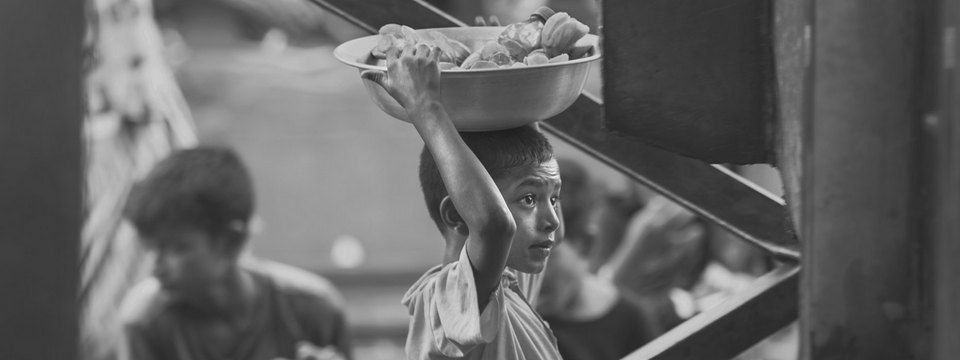 Chuyện vui vẻ đầu tuần: Cậu bé chuyên phân phát niềm vui cho mọi người!