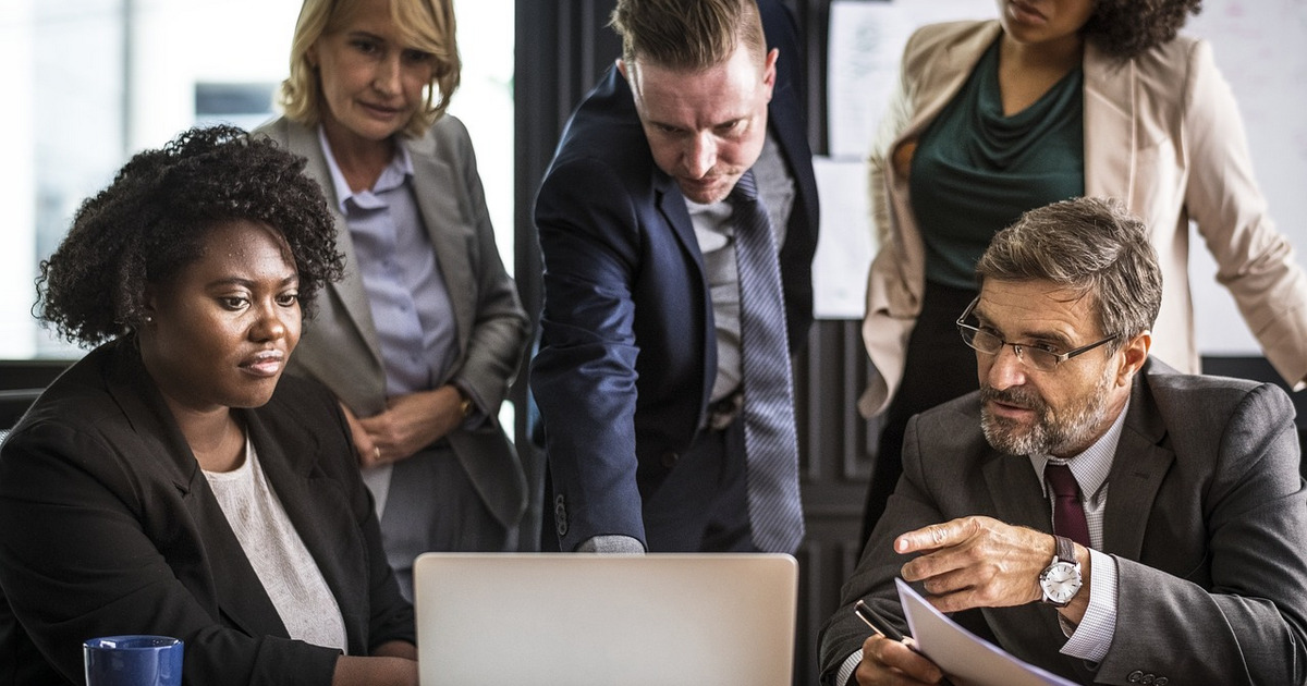 Có nên thảo luận với người khác về quyết định vào lệnh của bản thân ?