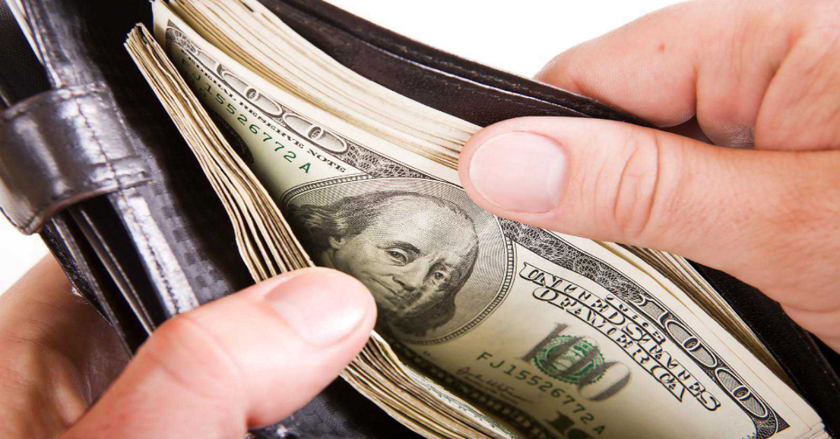 Tỷ phú Warren Buffett thường mang theo bao nhiêu tiền trong ví?