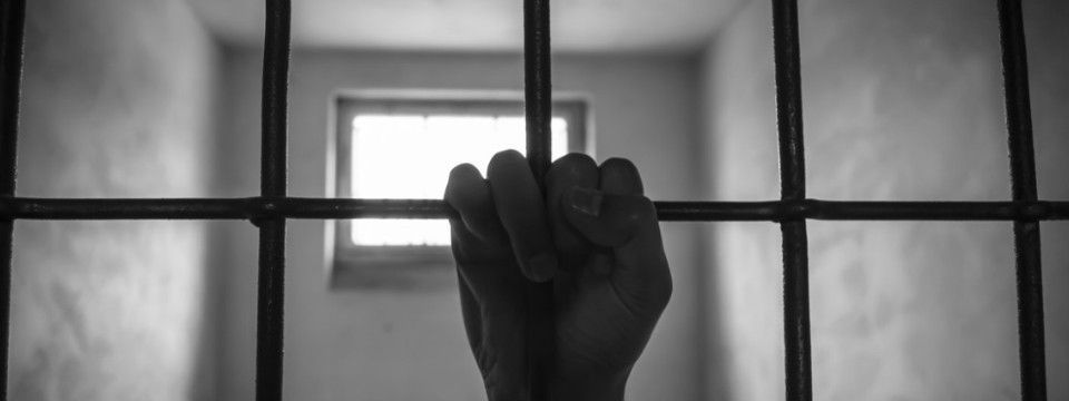 Ráng trade nhiều để ăn hoa hồng lớn, một nhân viên môi giới bị khởi kiện vì lừa đảo khách hàng