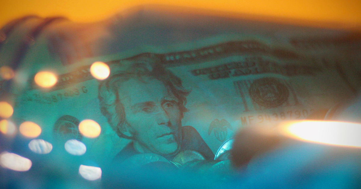 Các quỹ phòng hộ cảnh báo việc bán khống ồ ạt đồng USD đối mặt với rủi ro