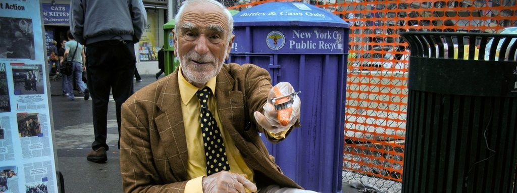 Huyền thoại sales mặc vest nạo khoai tây ở góc phố Manhattan suốt 60 năm và trở thành triệu phú